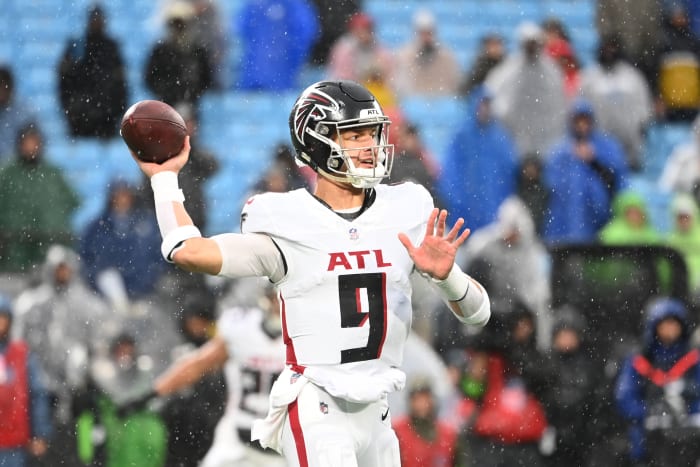 Dec 17, 2023; Charlotte, North Carolina, USA; Atlanta Falcons quarterback Desmond Ridder (9) looks to pass in the third quarter at Bank of America Stadium.
